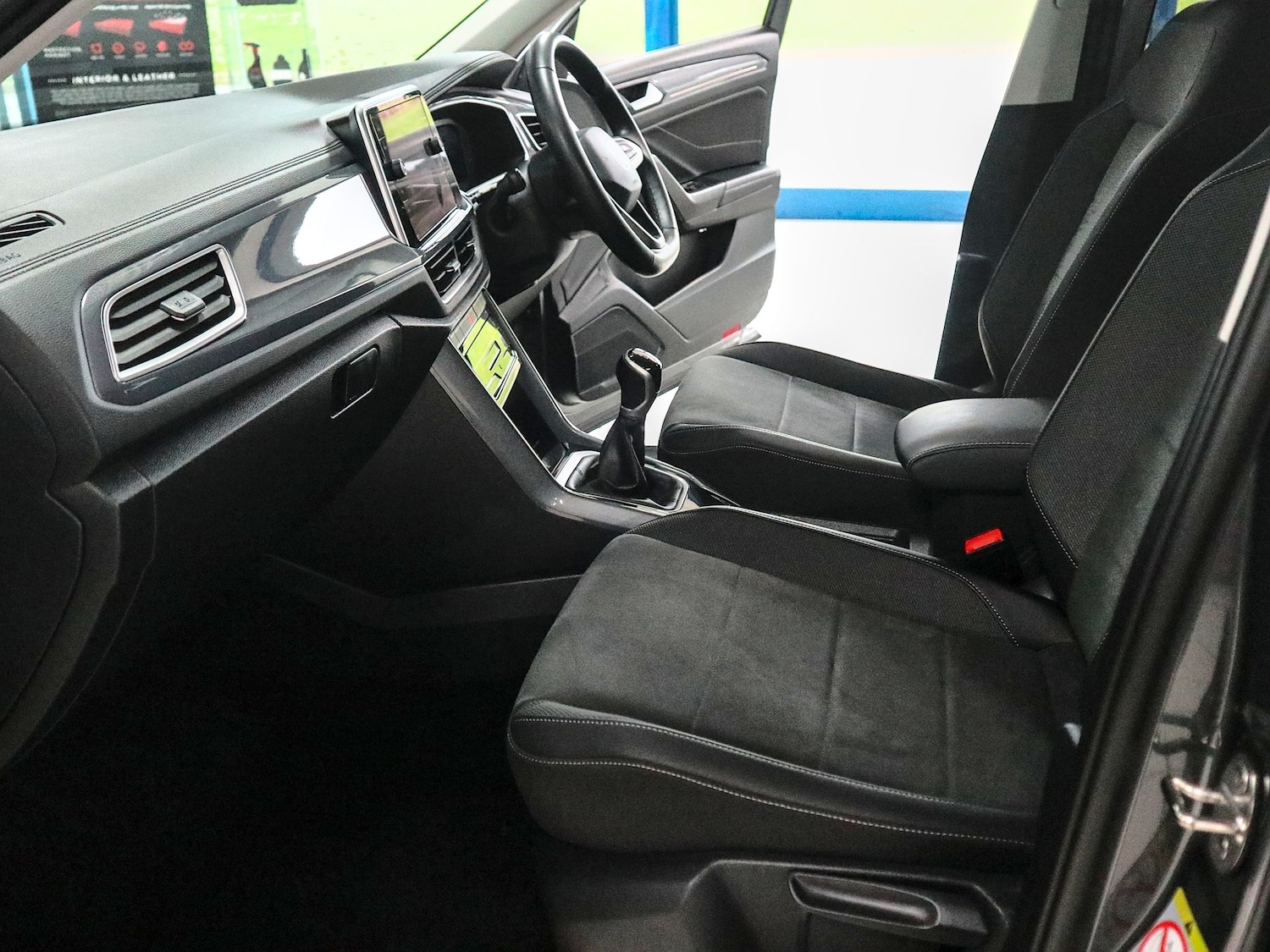 Used Volkswagen T-Roc 2023 for sale - 77303927: Photo 8