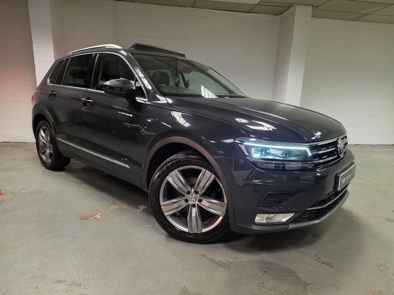 Used Volkswagen Tiguan 2017 for sale - 77376465: Photo 2
