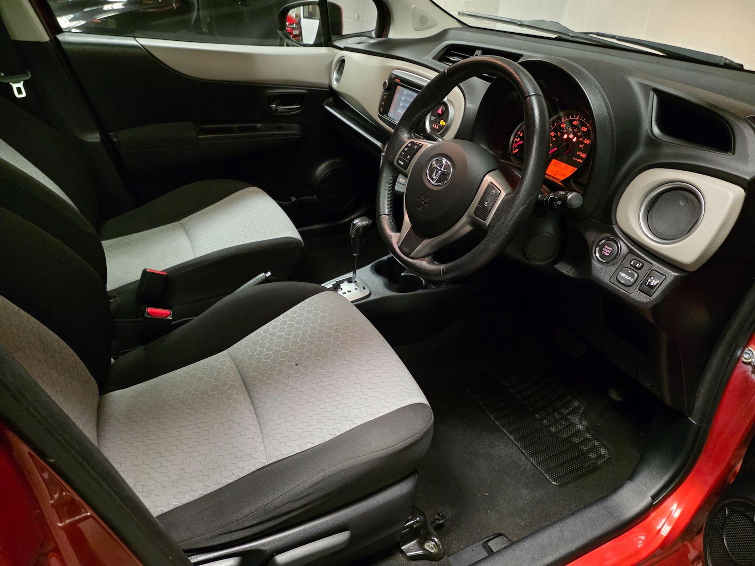 Used Toyota Yaris 2012 for sale - 76742663: Photo 28