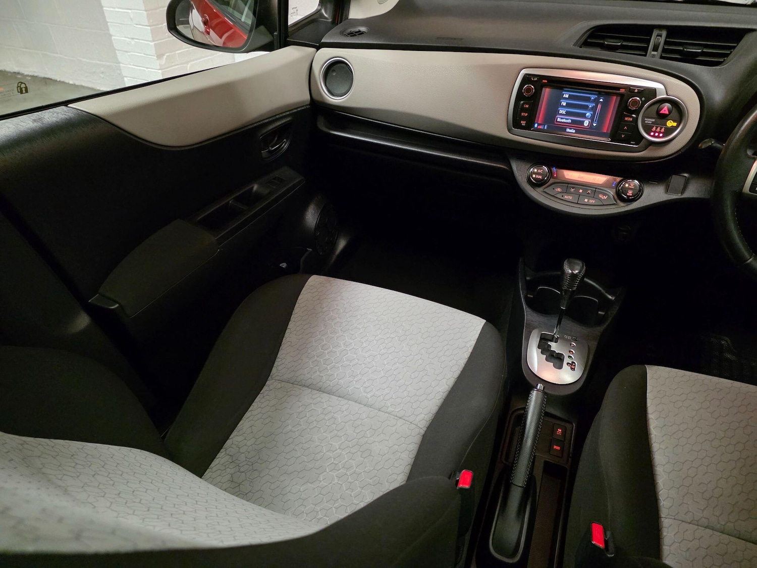 Used Toyota Yaris 2012 for sale - 76742663: Photo 38