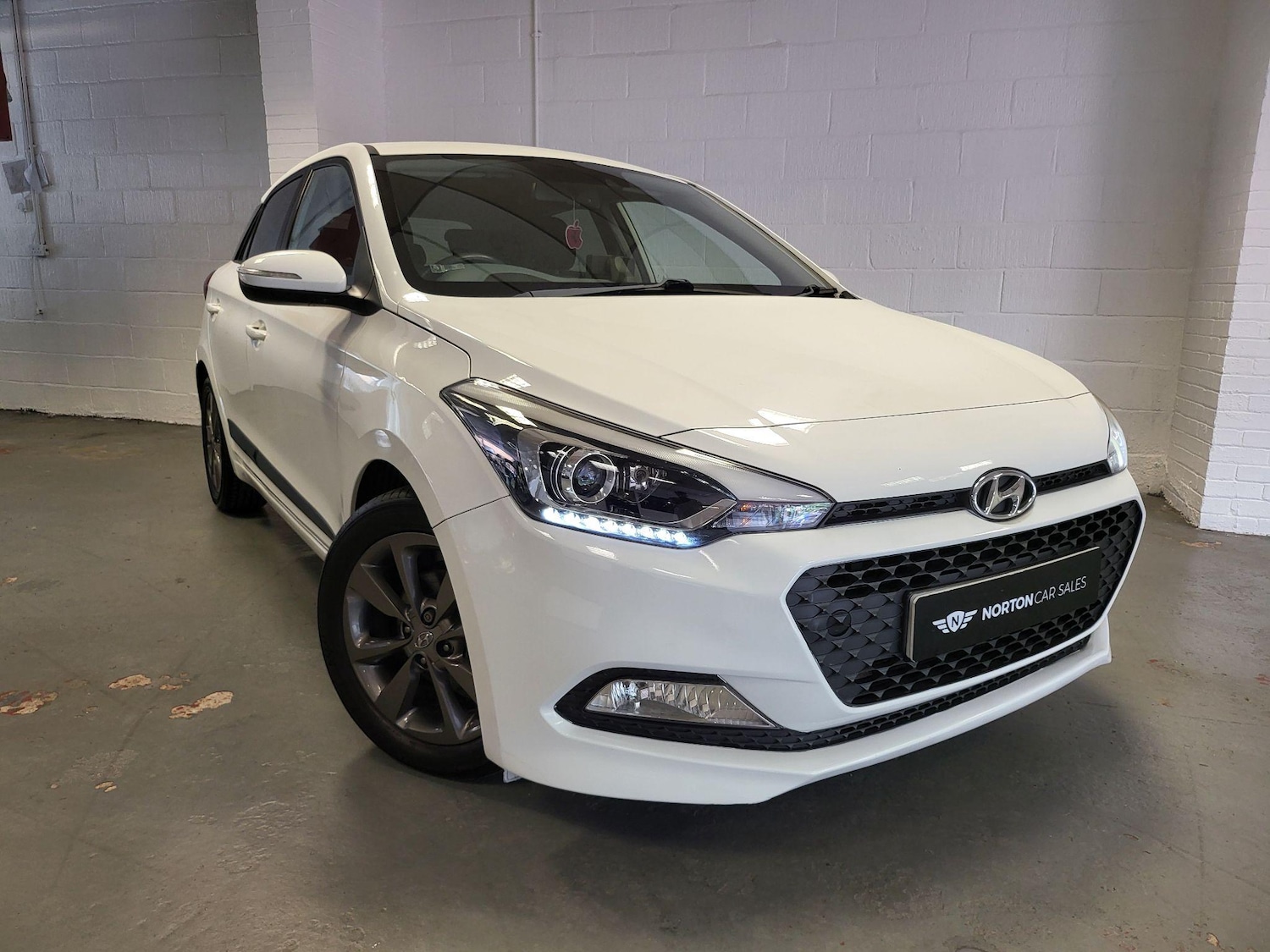 Used Hyundai i20 2015 for sale - 76987676: Photo 2