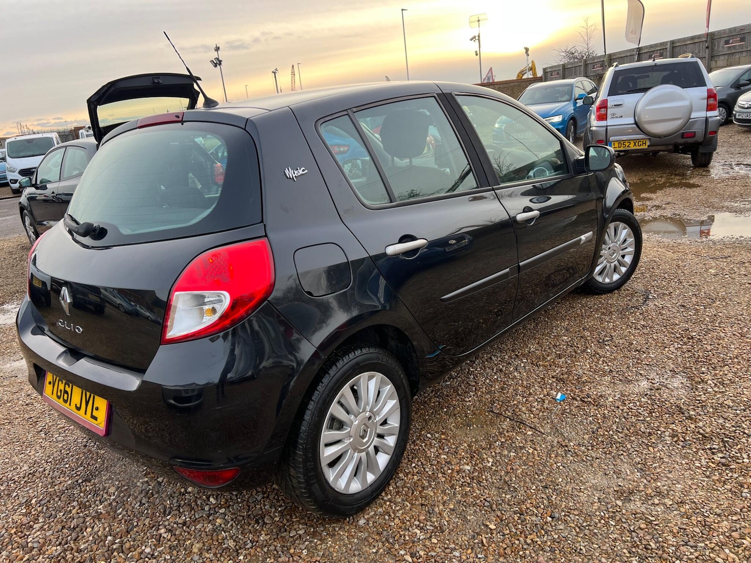 Used Renault Clio 2011 for sale - 77559141: Photo 2