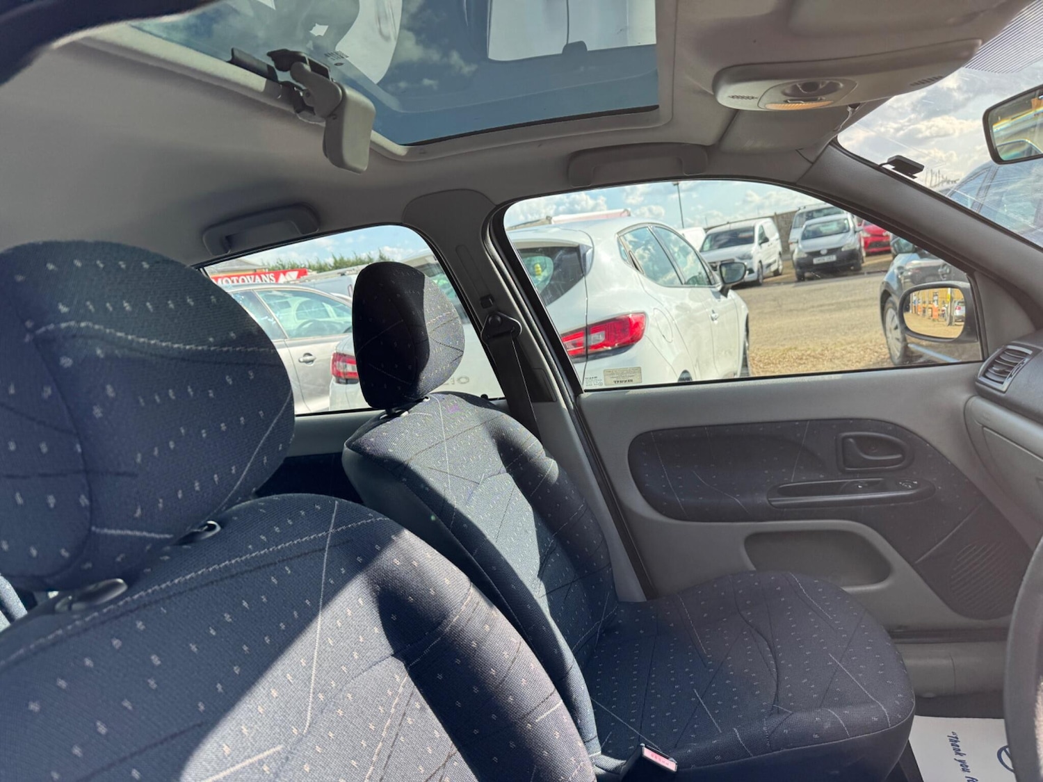 Used Renault Clio 2002 for sale - 77892635: Photo 17