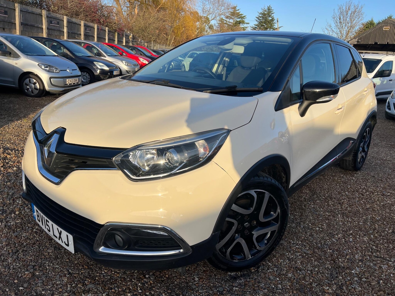 Used Renault Captur 2015 for sale - 76899620: Photo 2