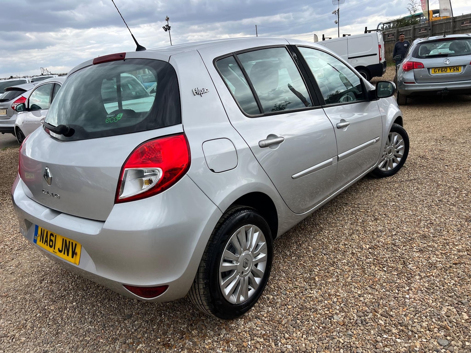 Used Renault Clio 2011 for sale - 76992917: Photo 2