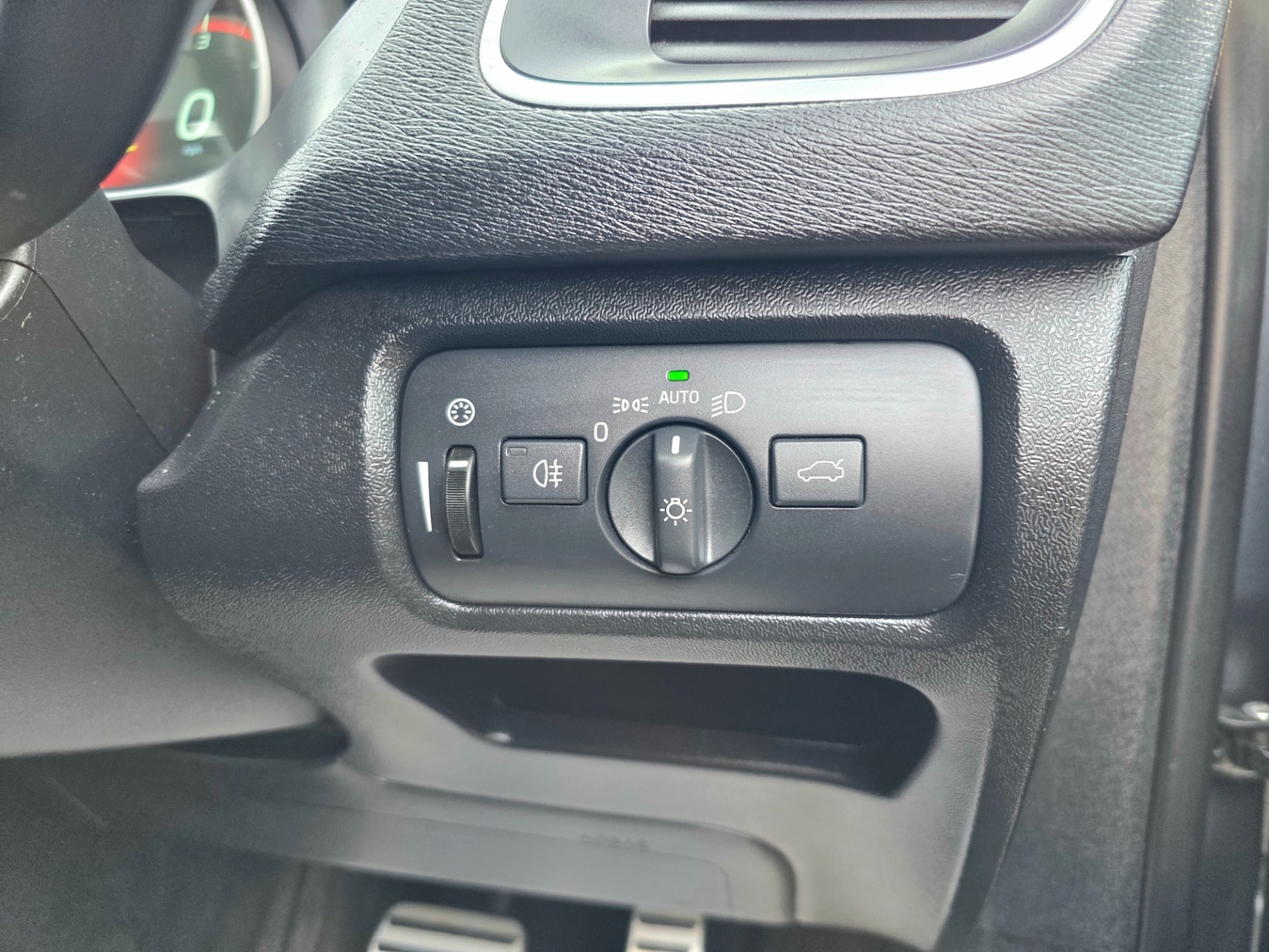 Used Volvo V40 2015 for sale - 77385553: Photo 33