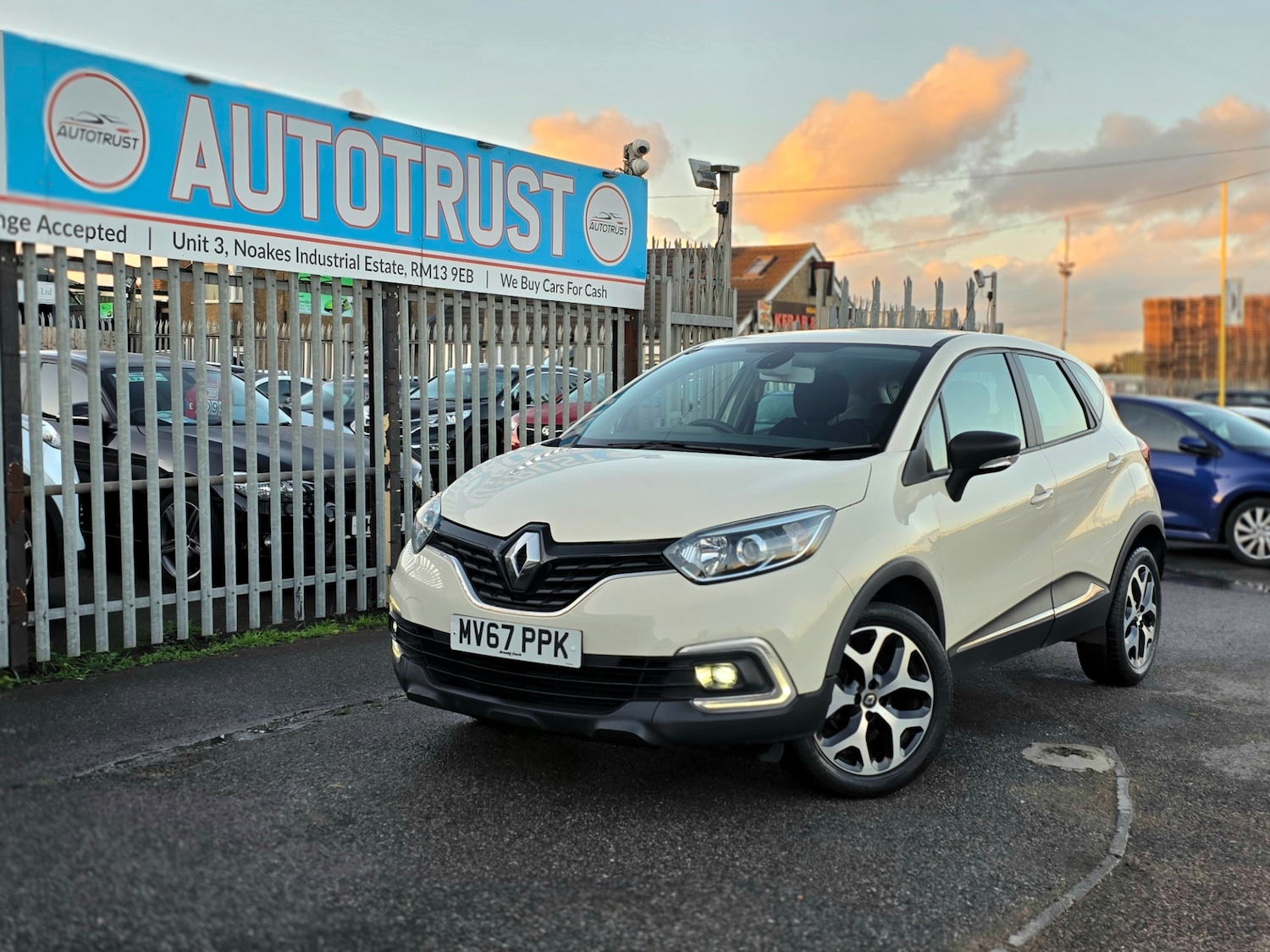 Used Renault Captur 2017 for sale - 76829493: Photo 3