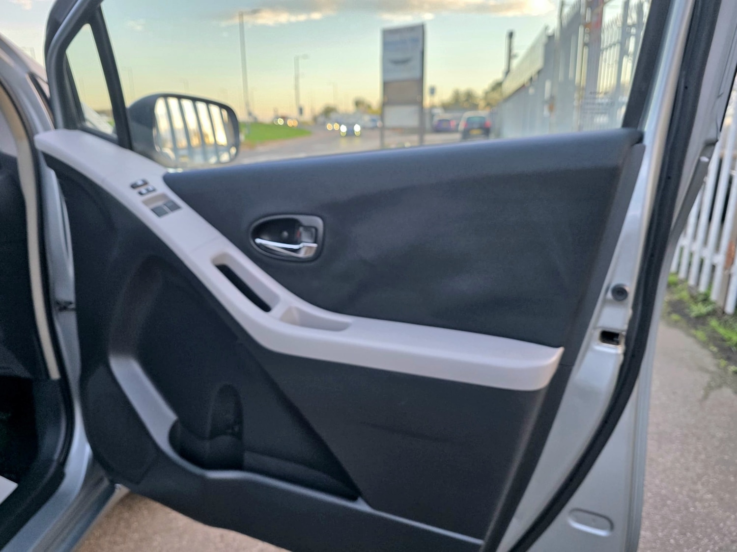 Used Toyota Yaris 2010 for sale - 76584012: Photo 10