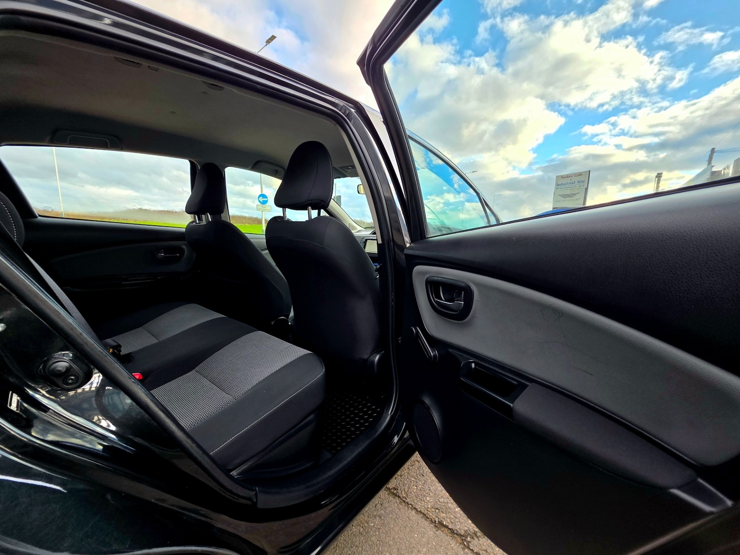 Used Toyota Yaris 2015 for sale - 77310898: Photo 25