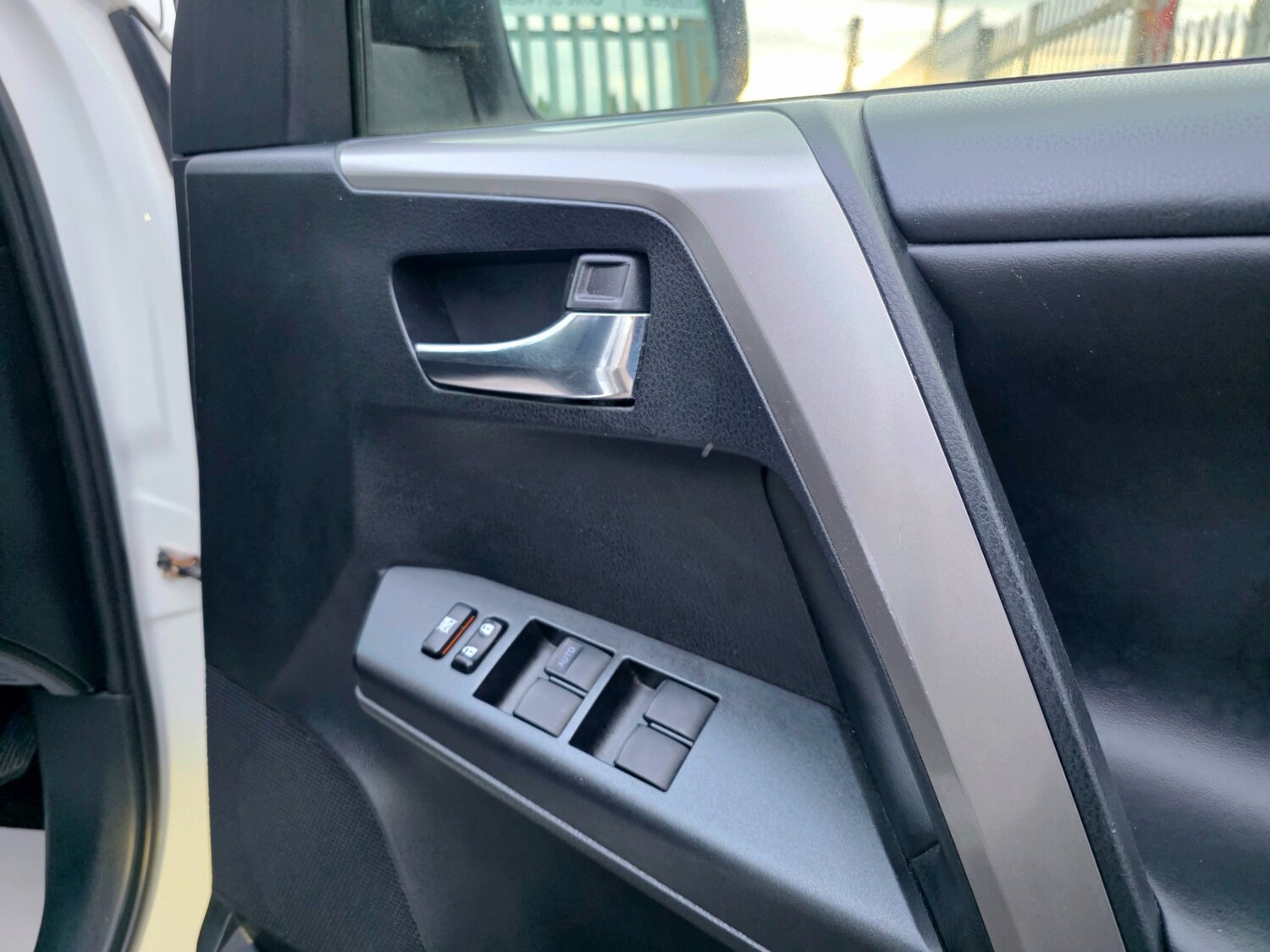 Used Toyota RAV4 2017 for sale - 76232629: Photo 17