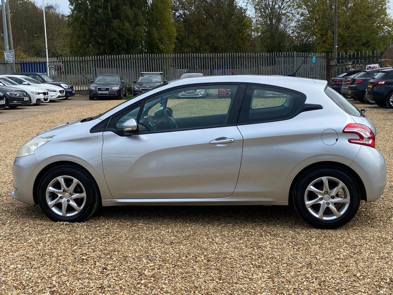Used Peugeot 208 2014 for sale - 76200291: Photo 8