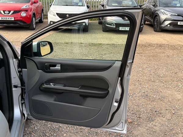 Used Ford Focus 2010 for sale - 76032043: Photo 18
