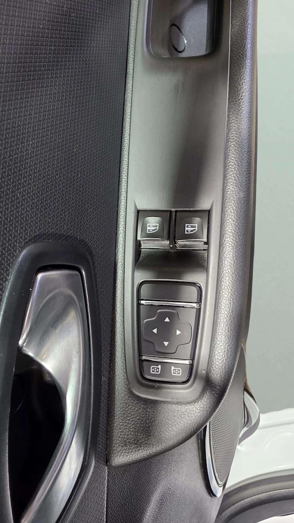 Used Renault Clio 2018 for sale - 76042299: Photo 14