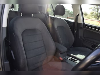 Used Volkswagen Golf 2018 for sale - 76760019: Photo