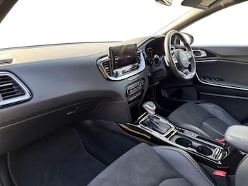 Used Kia XCeed 2023 for sale - 76108779: Photo 2