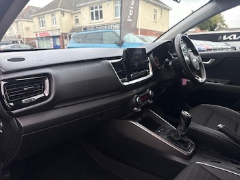 Used Kia Stonic 2021 for sale - 76238538: Photo