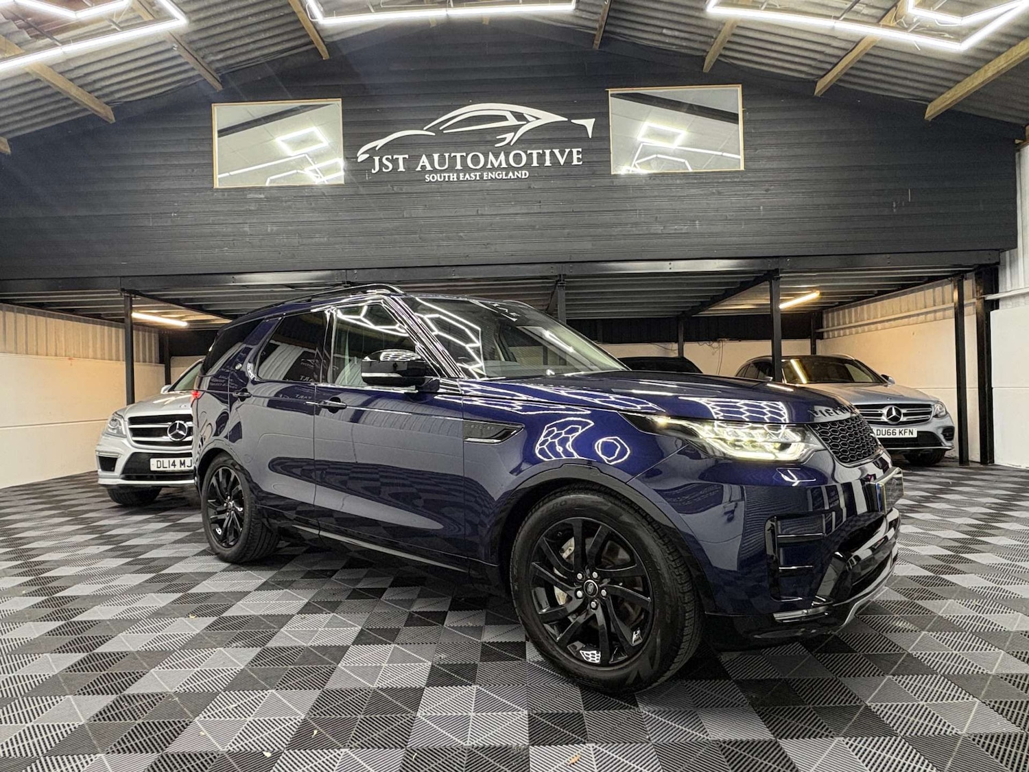 Used Land Rover Discovery 2018 for sale - 76642992: Photo 1