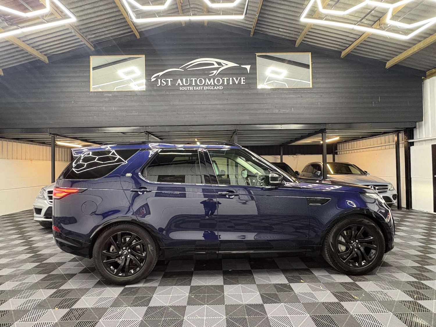 Used Land Rover Discovery 2018 for sale - 76642992: Photo 2