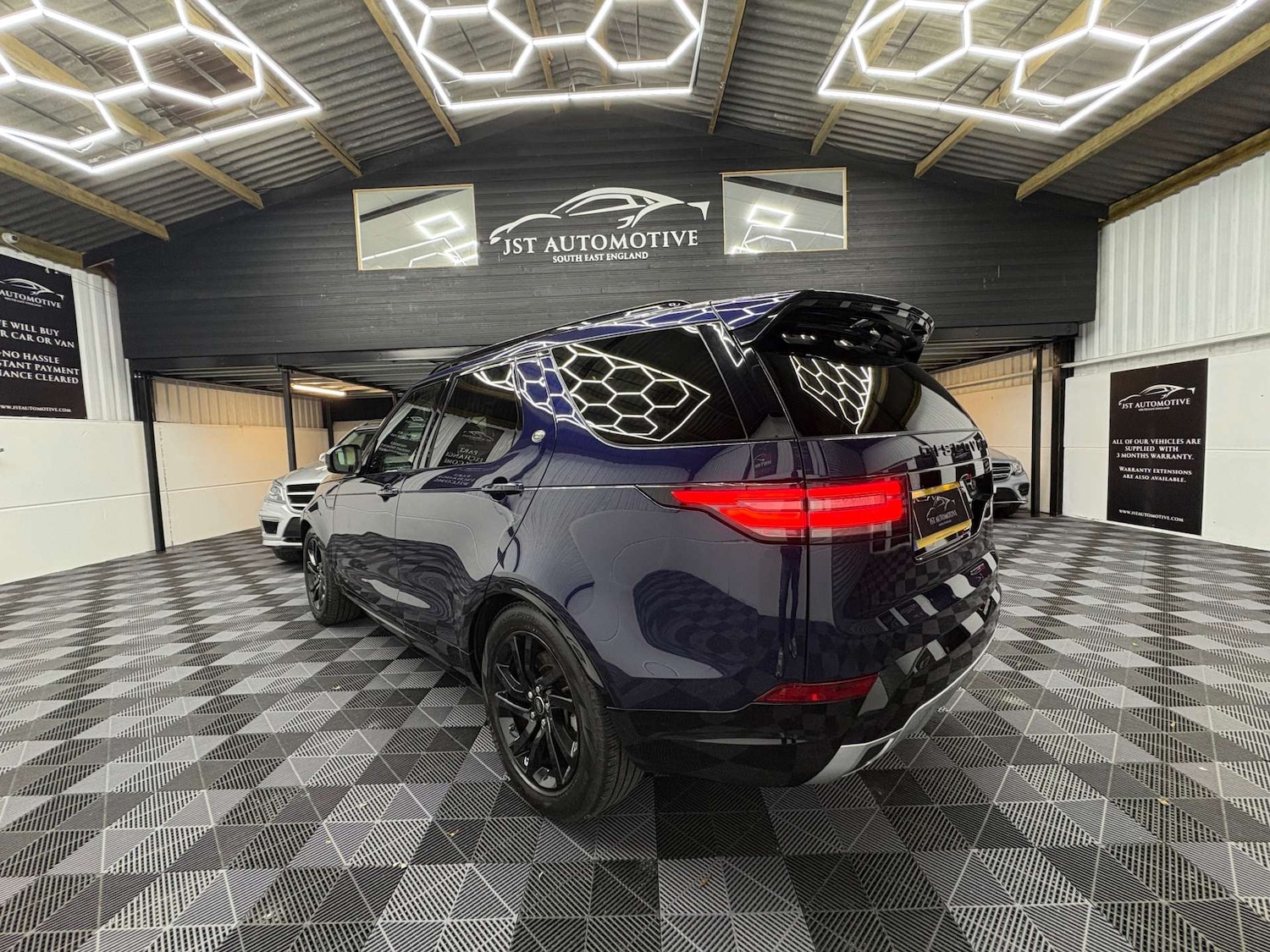 Used Land Rover Discovery 2018 for sale - 76642992: Photo 3