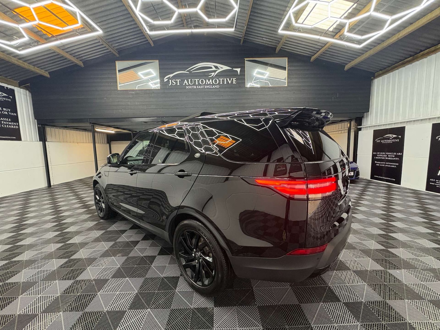 Used Land Rover Discovery 2017 for sale - 76404386: Photo 2