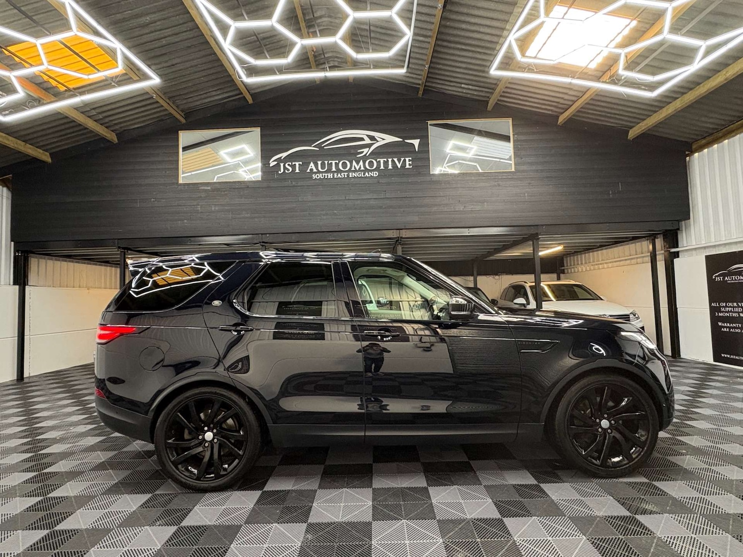 Used Land Rover Discovery 2017 for sale - 76829780: Photo 2