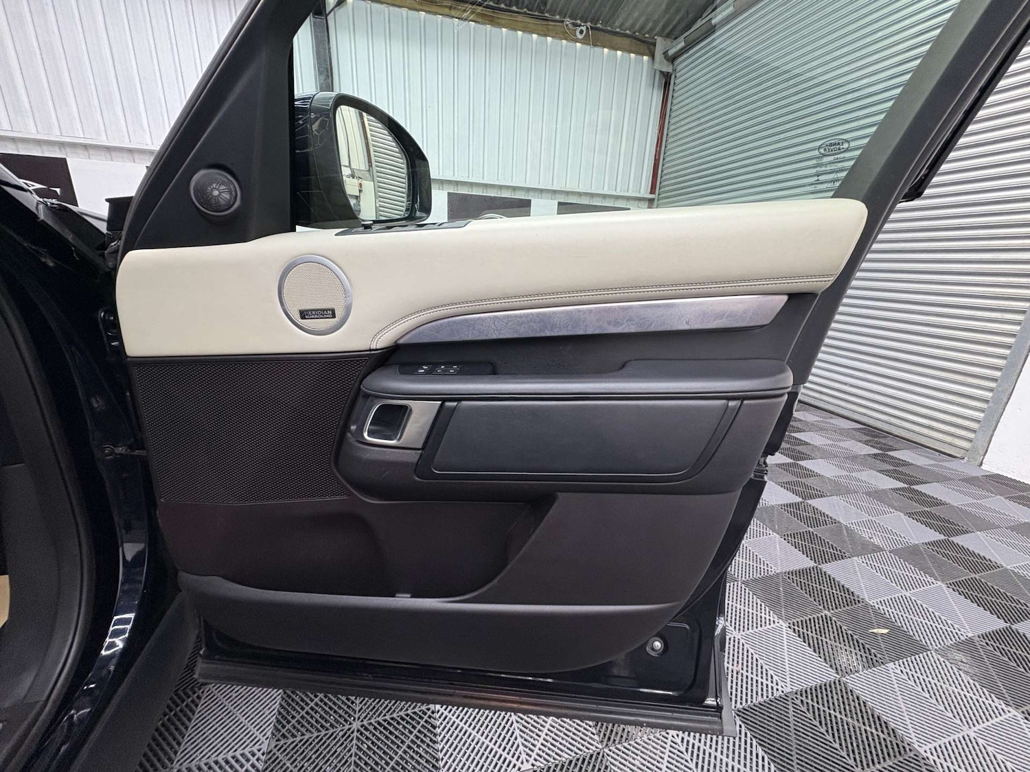 Used Land Rover Discovery 2017 for sale - 76829780: Photo 32