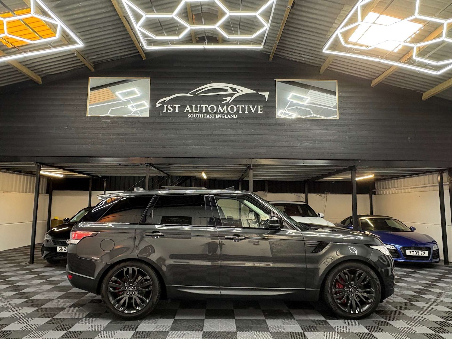 Used Land Rover Range Rover Sport 2017 for sale - 76391881: Photo 2