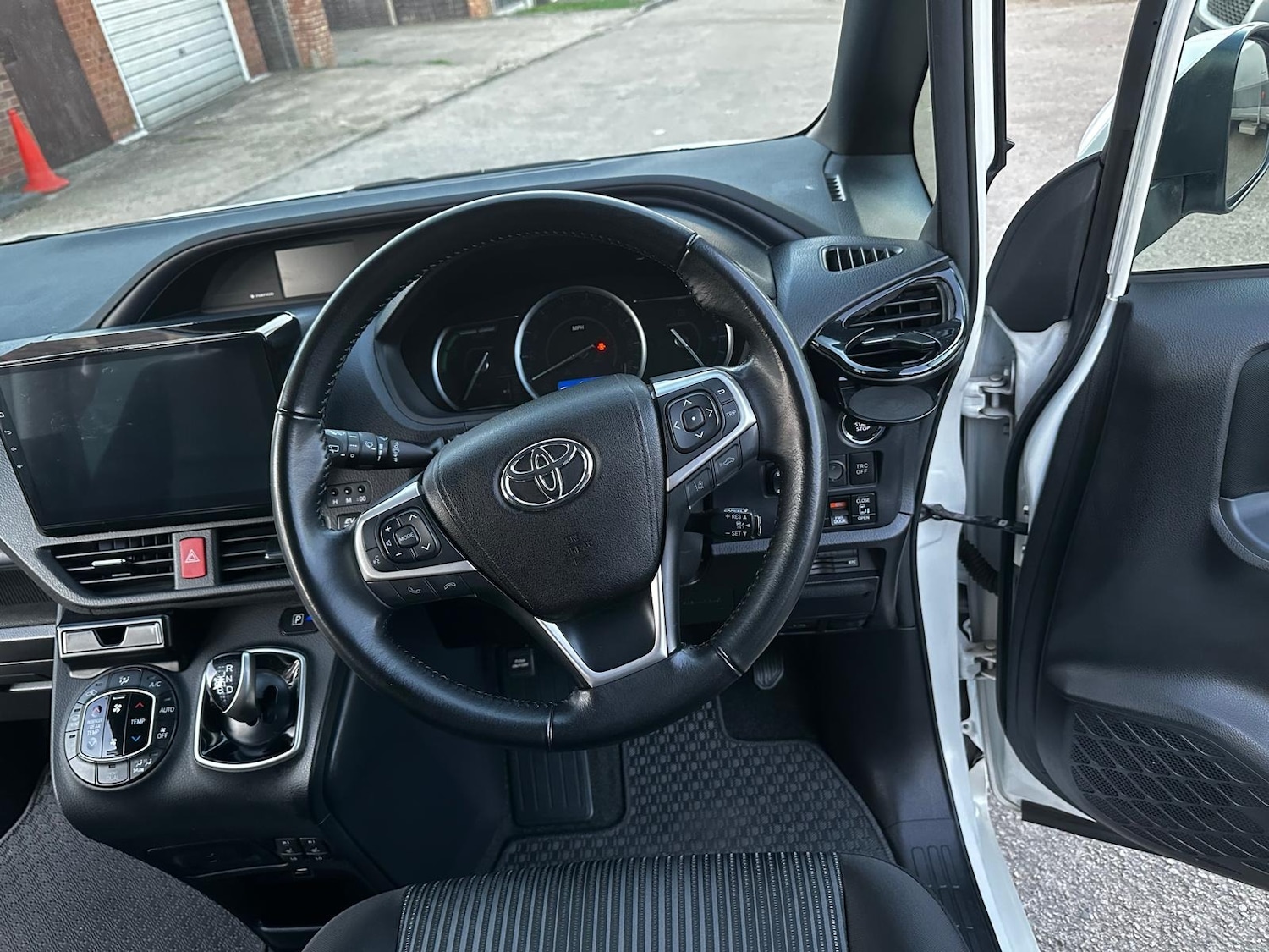 Used Toyota Voxy 2026 for sale - 77973562: Photo 22