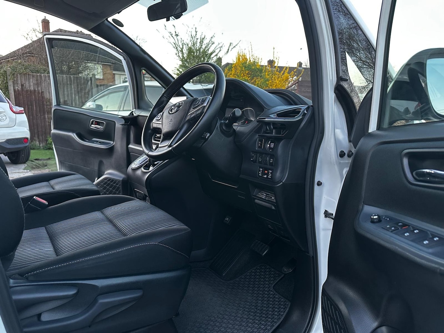 Used Toyota Voxy 2026 for sale - 77973562: Photo 9