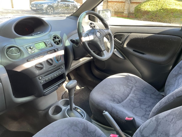 Used Toyota Yaris 2002 for sale - 76072077: Photo 24