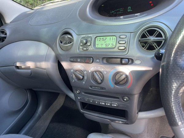 Used Toyota Yaris 2002 for sale - 76072077: Photo 25