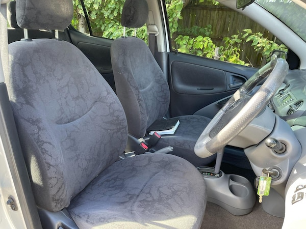 Used Toyota Yaris 2002 for sale - 76072077: Photo 32