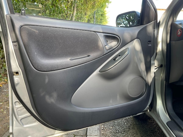 Used Toyota Yaris 2002 for sale - 76072077: Photo 42
