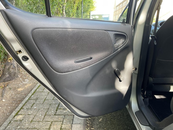 Used Toyota Yaris 2002 for sale - 76072077: Photo 43