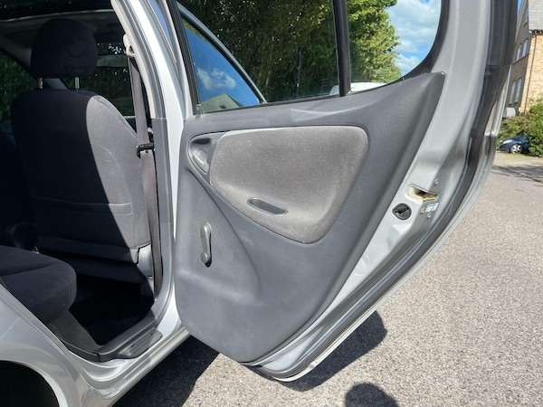 Used Toyota Yaris 2002 for sale - 76072077: Photo 44