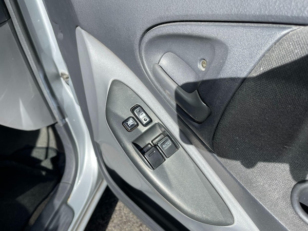 Used Toyota Yaris 2002 for sale - 76072077: Photo 45