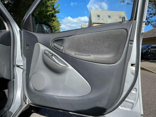 Used Toyota Yaris 2002 for sale - 76072077: Photo 46