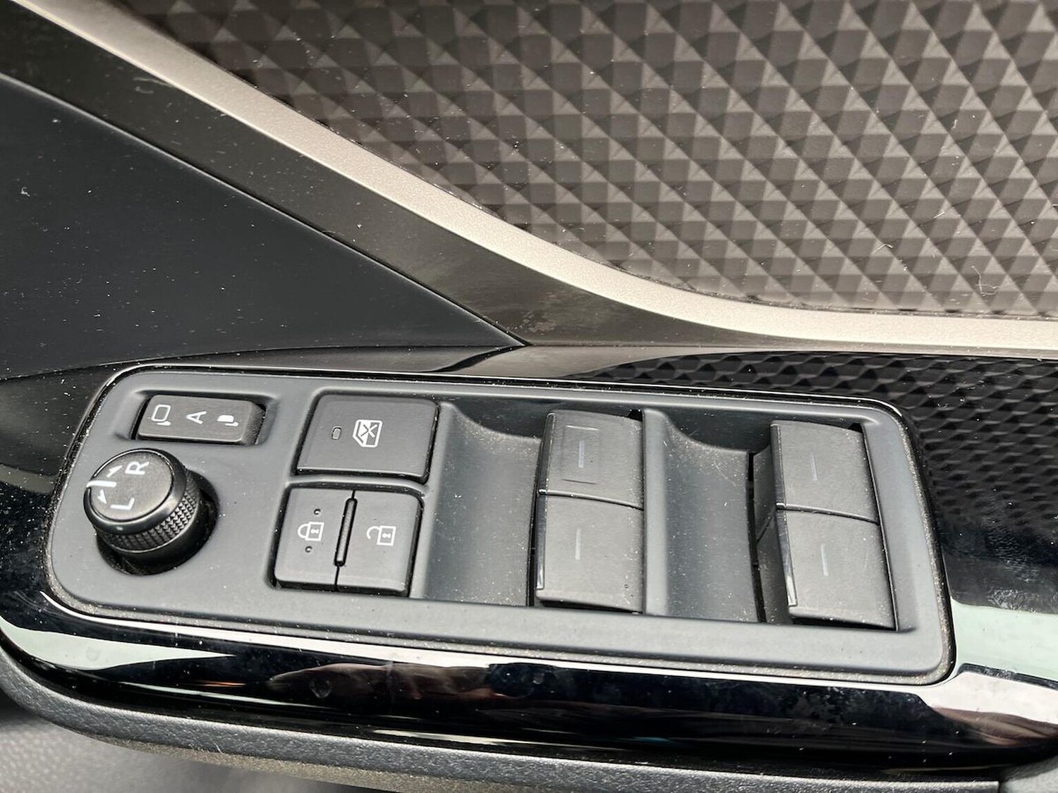 Used Toyota C-HR 2023 for sale - 78193111: Photo 23