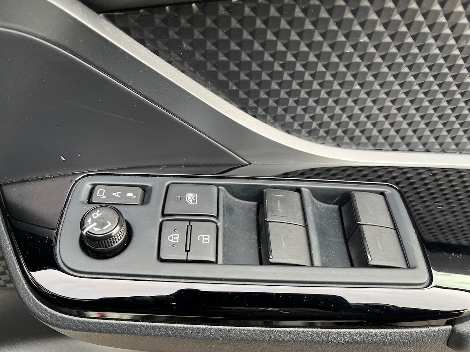 Used Toyota C-HR 2023 for sale - 76402422: Photo 21