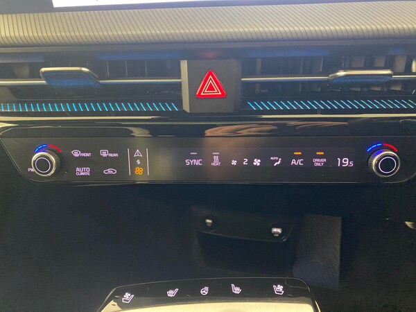 Used Kia EV6 2023 for sale - 76118123: Photo 24