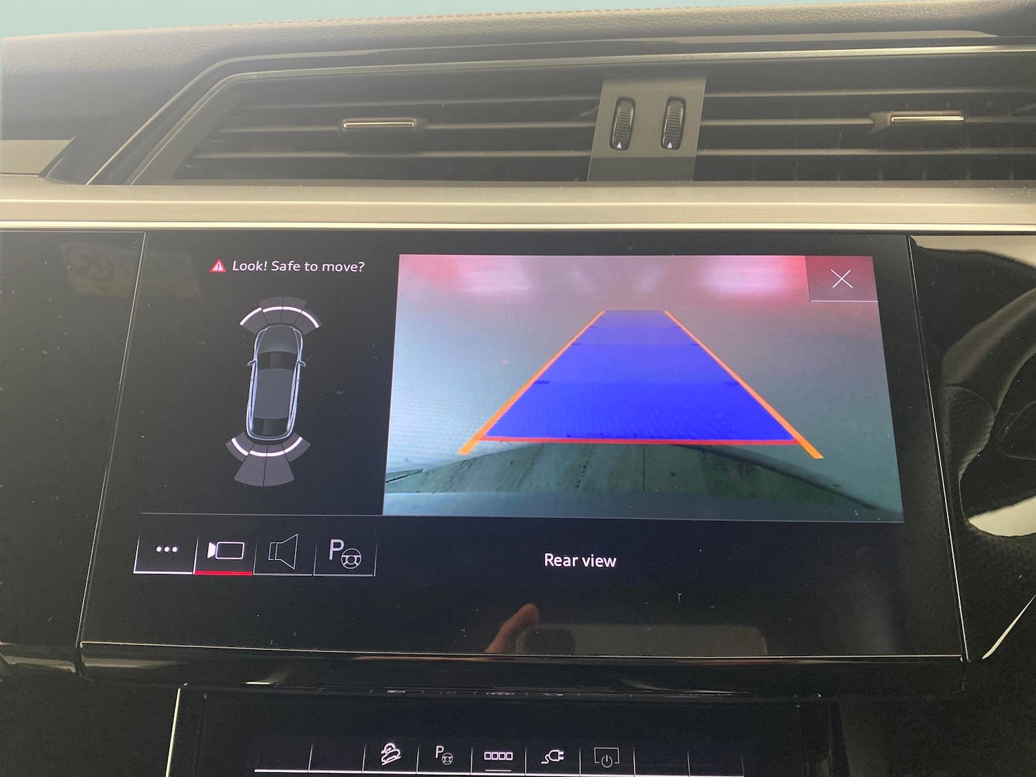 Used Audi e-tron 2023 for sale - 77316621: Photo 6