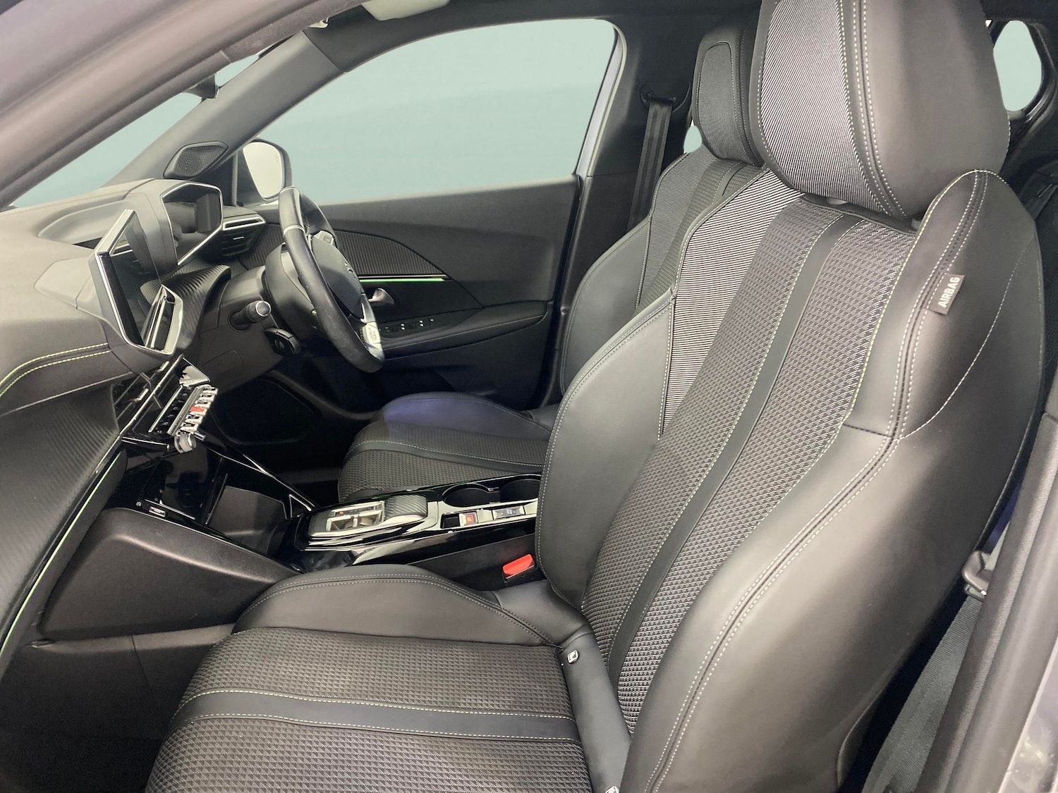 Used Peugeot E-2008 2022 for sale - 76303162: Photo 4