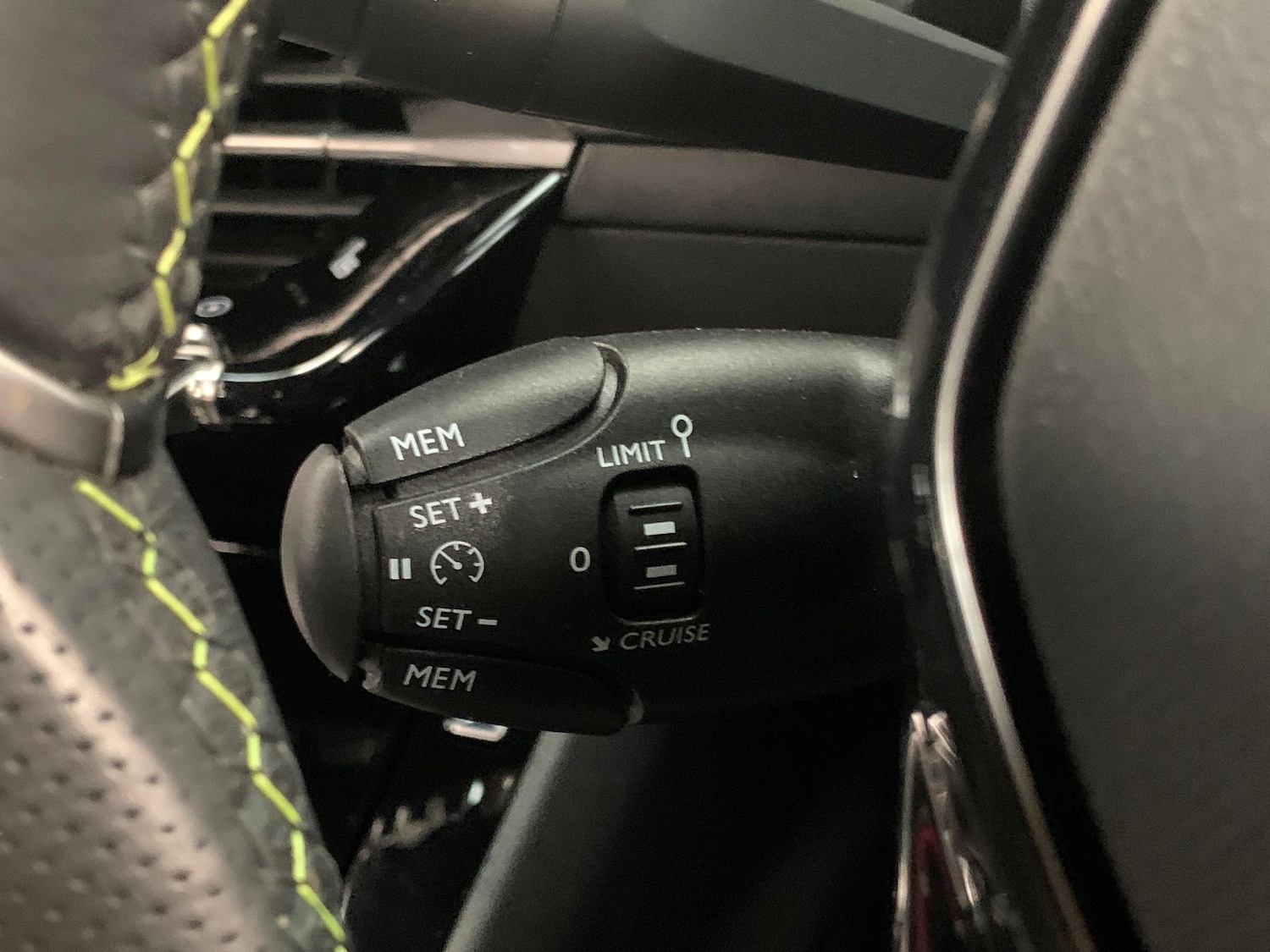 Used Peugeot E-2008 2022 for sale - 76577885: Photo 17