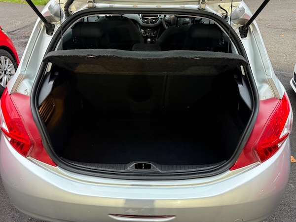 Used Peugeot 208 2014 for sale - 76226548: Photo 25