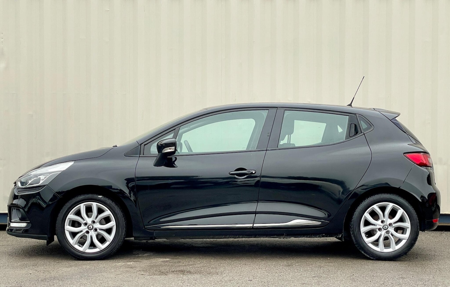 Used Renault Clio 2017 for sale - 76994181: Photo 17