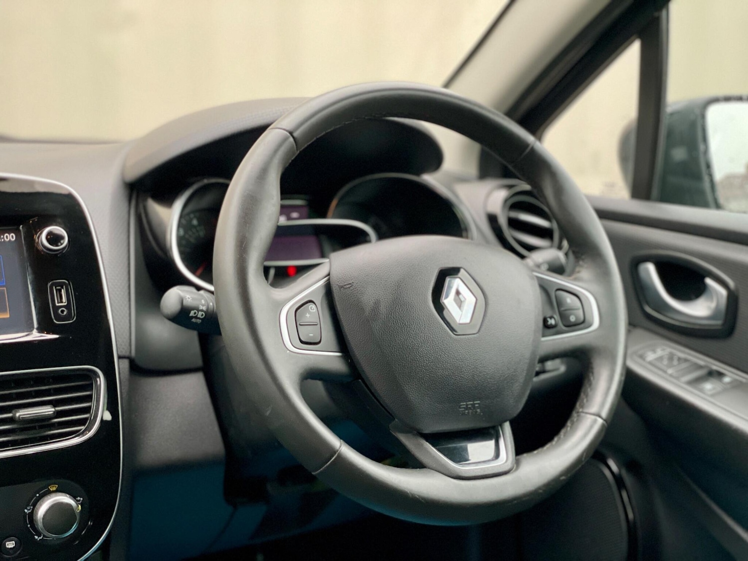 Used Renault Clio 2017 for sale - 76994181: Photo 37