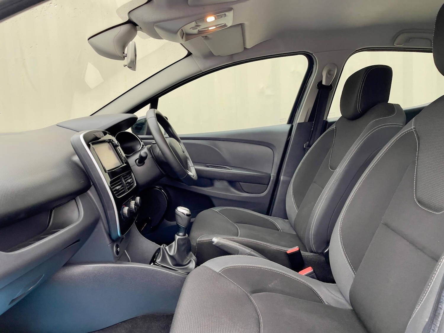 Used Renault Clio 2017 for sale - 76994181: Photo 40