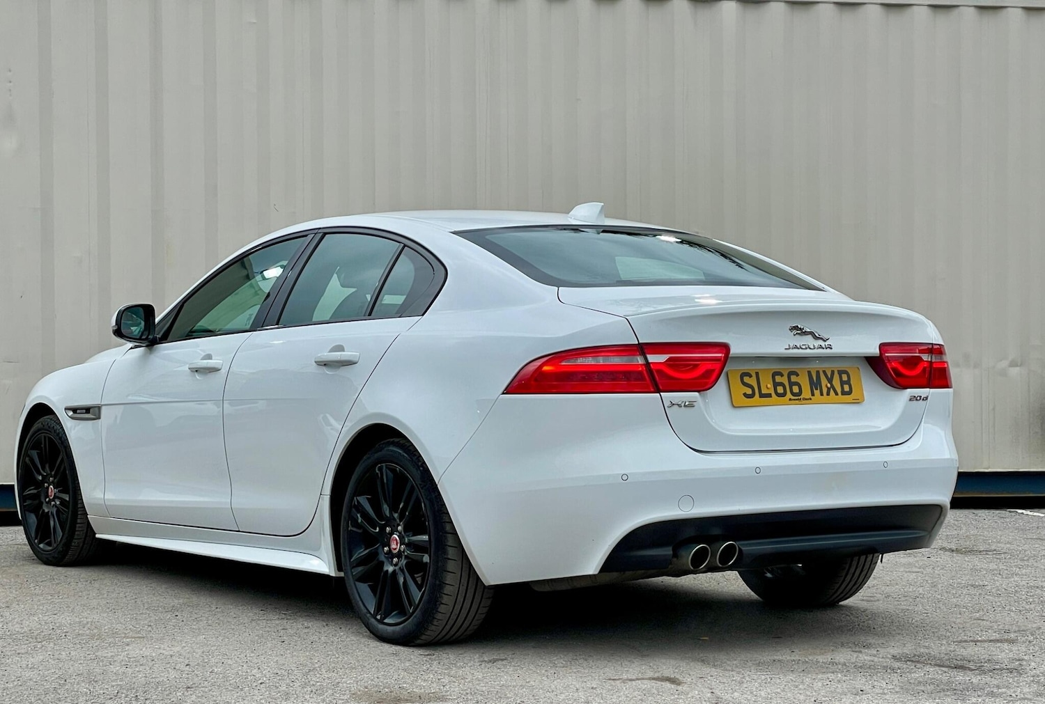 Used Jaguar XE 2016 for sale - 77633024: Photo 4