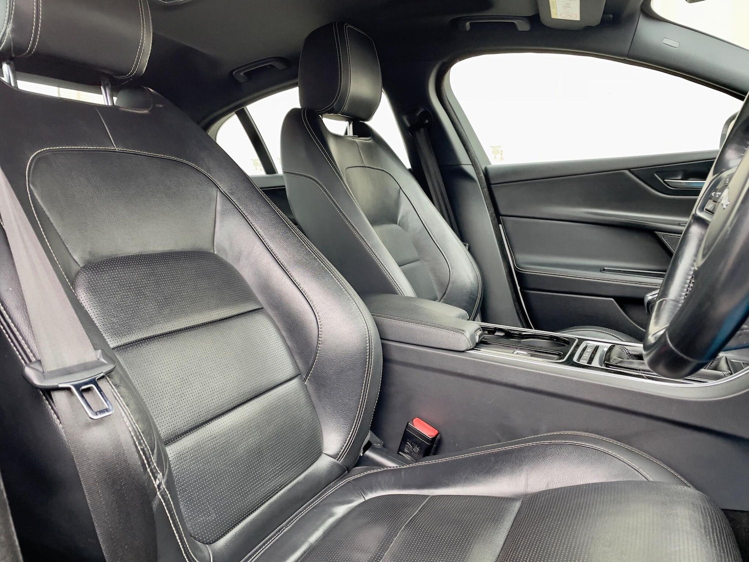 Used Jaguar XE 2016 for sale - 77633024: Photo 8