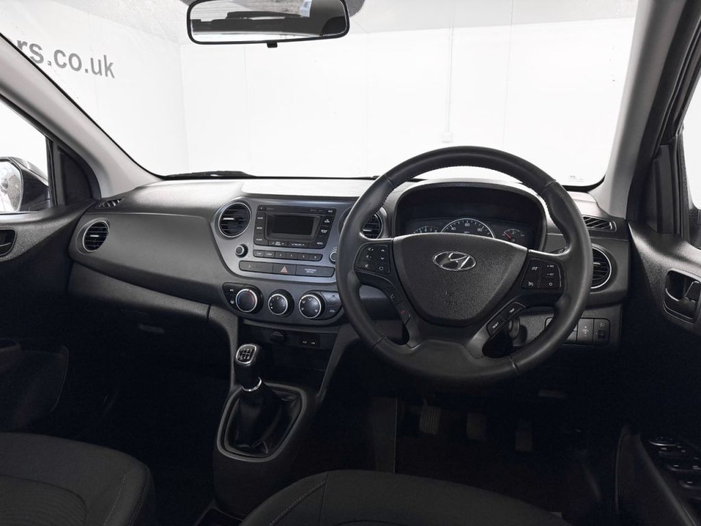 Used Hyundai i10 2018 for sale - 77904579: Photo 2